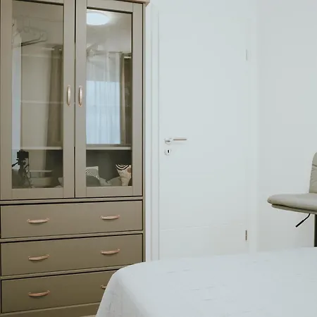 Balkon-apartment In Krefeld: Komfort & Stil Nahe Duesseldorf Apartment