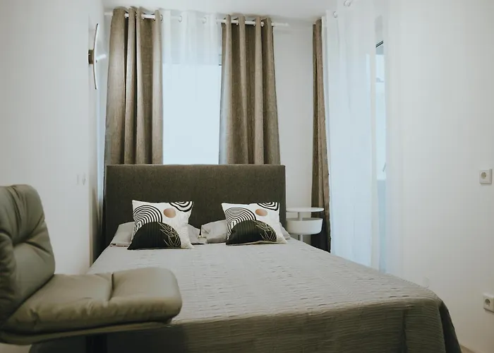 Daire Balkon-apartment In Krefeld: Komfort & Stil Nahe Duesseldorf Krefeld